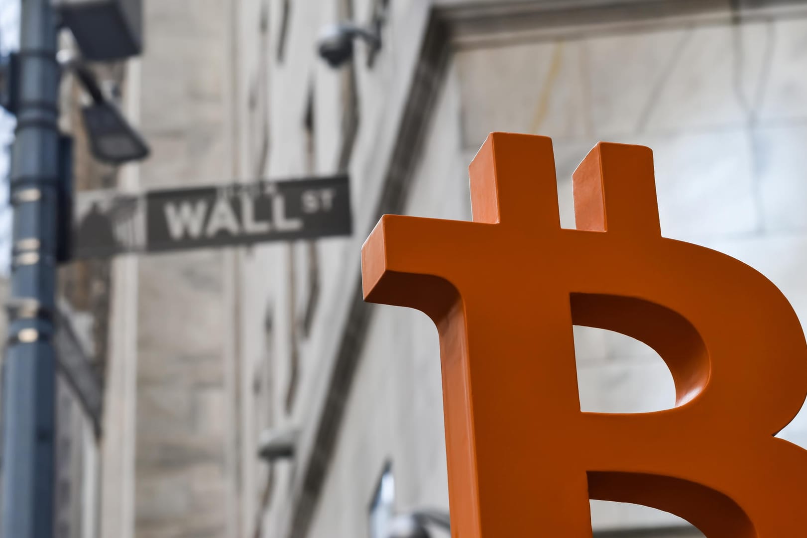 Vermeintliche Gegensätze (Symbolbild): Die Turbulenzen an der Wall Street lassen die Kryptowährungen rund um den Bitcoin nicht kalt. Am Freitag ging es steil bergab.