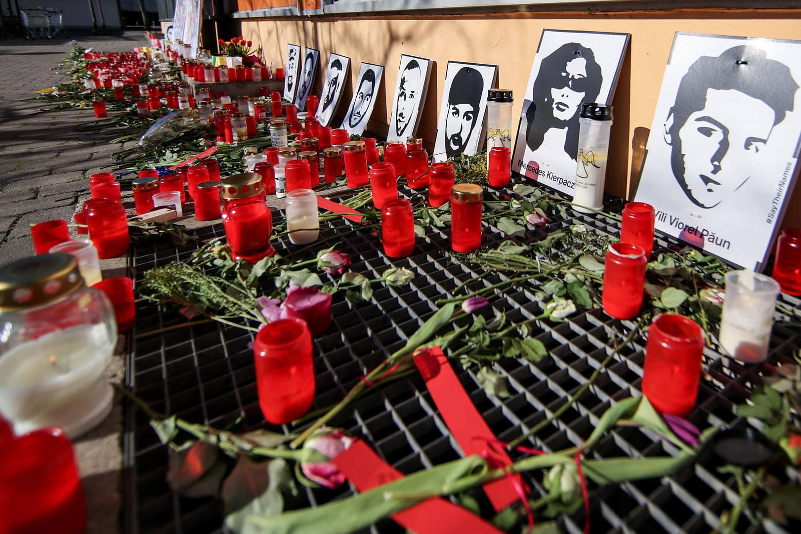 Kerzen und Blumen in Gedenken an die Opfer des Anschlags von Hanau am Jahrestag des Attentats (Archivbild): Die Angehörigen werfen den Behörden unter anderem mangelnde Empathie vor.