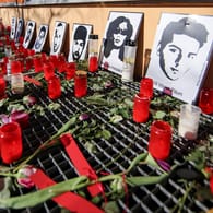 Kerzen und Blumen in Gedenken an die Opfer des Anschlags von Hanau am Jahrestag des Attentats (Archivbild): Die Angehörigen werfen den Behörden unter anderem mangelnde Empathie vor.