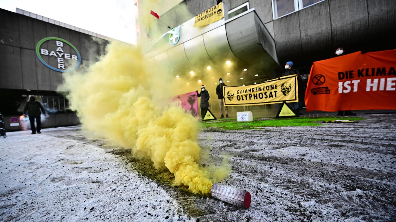 Aktivisten von "Extinction Rebellion" in Aktion: Sie besetzten den Eingang des Chemiekonzern Bayer Monsanto in Berlin.