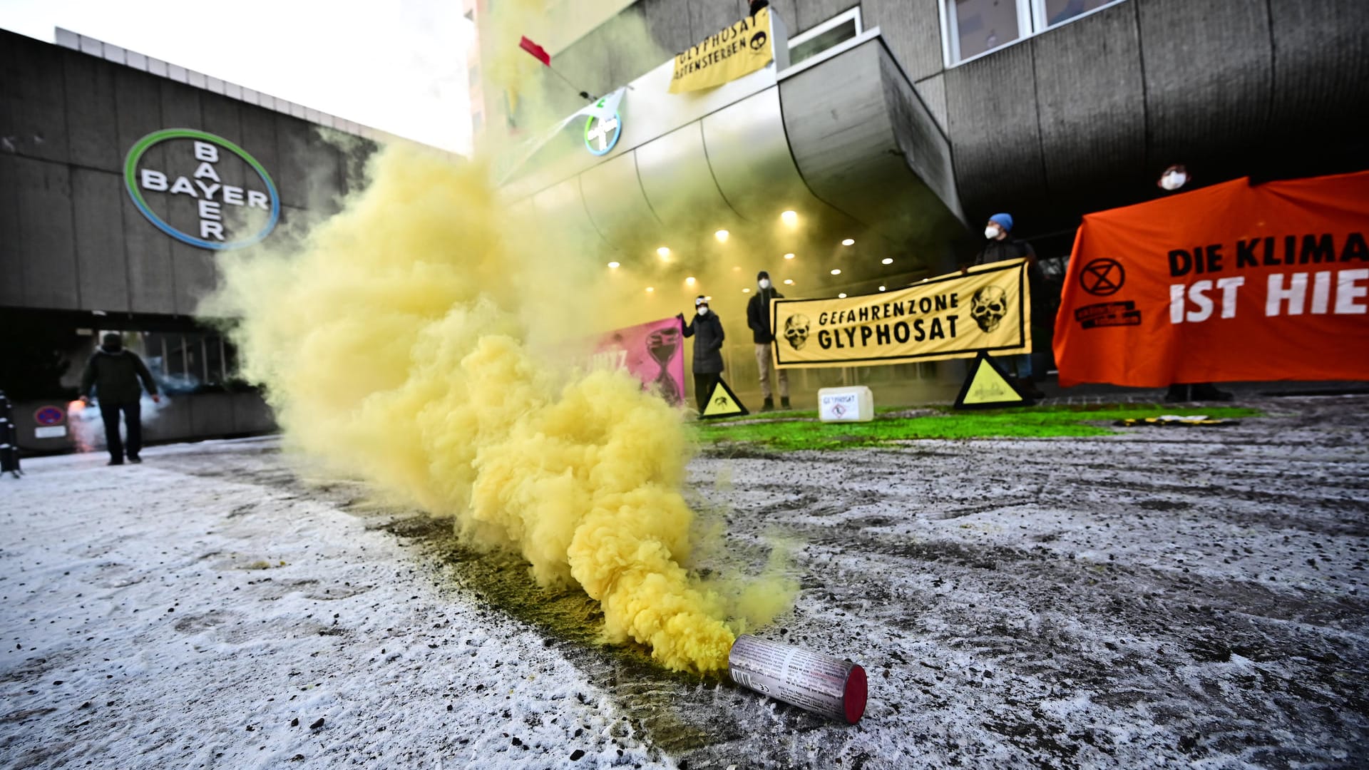Aktivisten von "Extinction Rebellion" in Aktion: Sie besetzten den Eingang des Chemiekonzern Bayer Monsanto in Berlin. Aktivisten von "Extinction Rebellion" in Aktion: Sie besetzten den Eingang des Chemiekonzern Bayer Monsanto in Berlin.