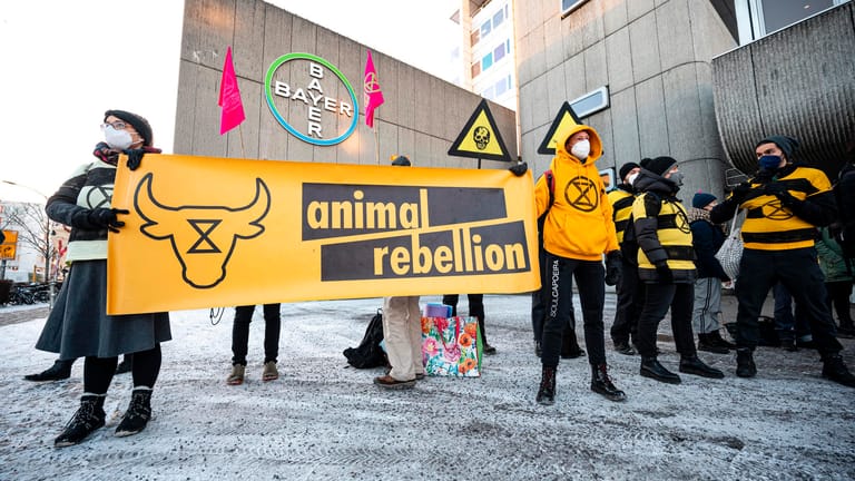 Ein Banner mit der Aufschrift "Animal Rebellion": Umweltaktivisten fordern nachhaltigen Artenschutz.