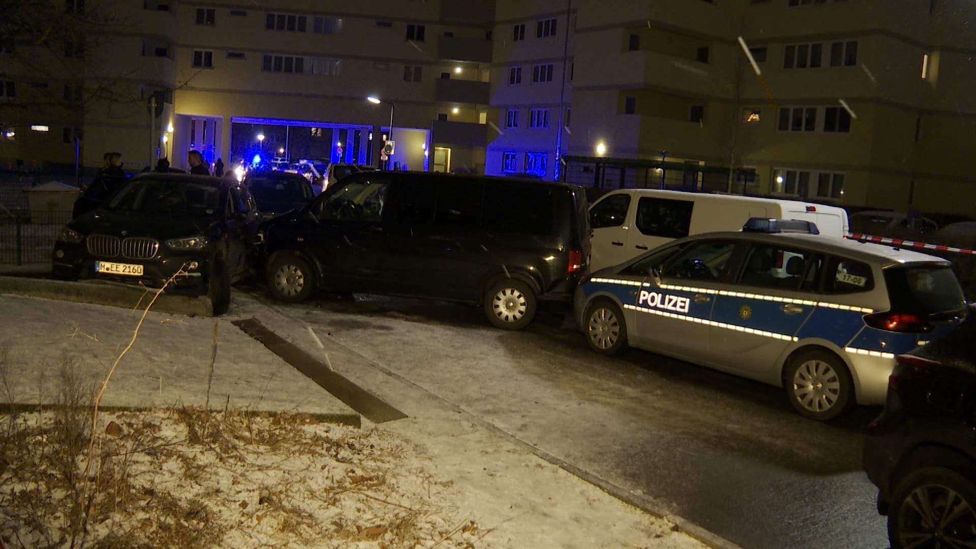 Der Fluchtwagen eingekeilt in ein anderes Fahrzeug, gestellt von Einsatzkräften der Polizei: Sieben Verkehrsunfälle baute der jugendliche Fahrer auf der Flucht.