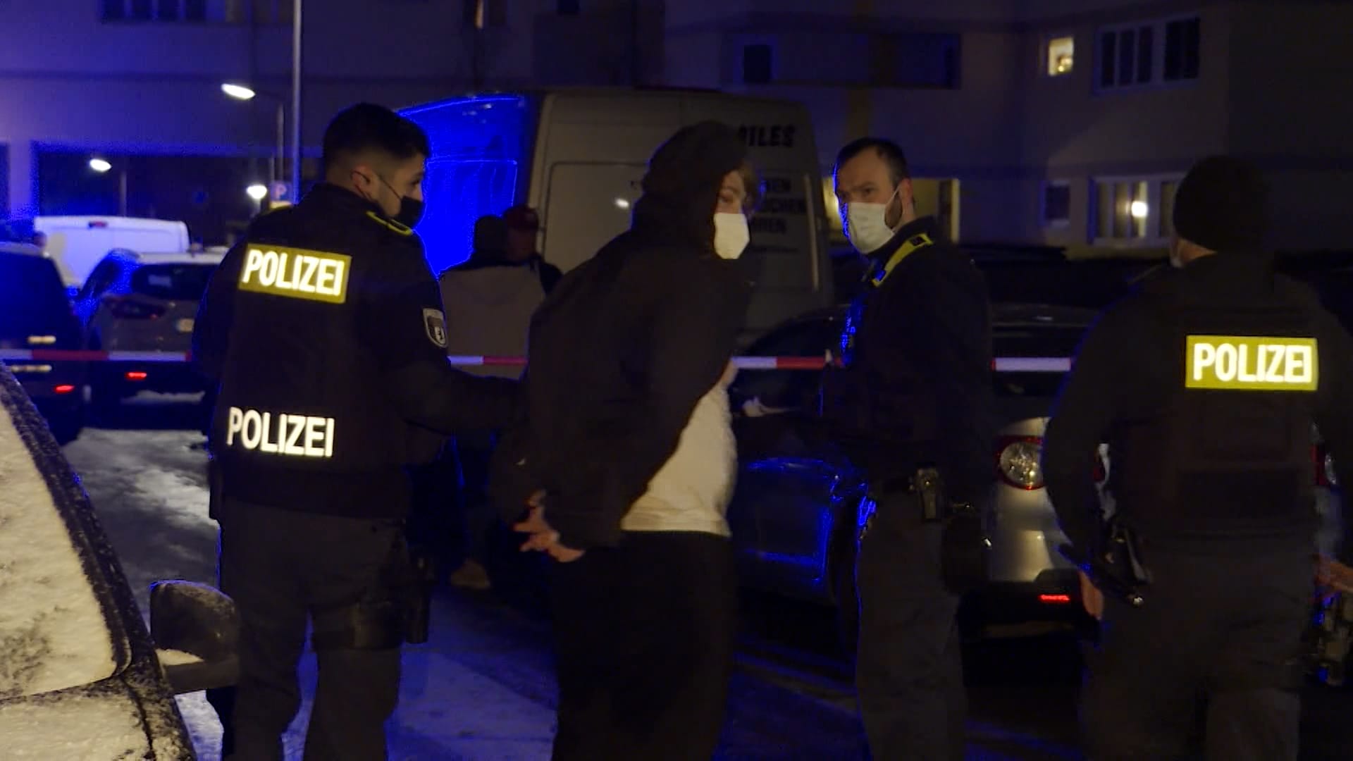 Der Flüchtende wird von Polizisten abgeführt: Mit im Fahrzeug waren seine minderjährige Partnerin und ein Baby.