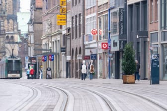 Die Bremer Innenstadt während des coronabedingten Lockdowns Ende Februar 2021 (Archivbild): In Bremen stabilisieren sich derzeit die Infektionszahlen.