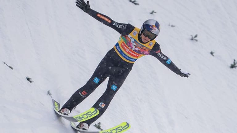 Der deutsche Skispringer Andreas Wellinger ist positiv auf Corona getestet worden.