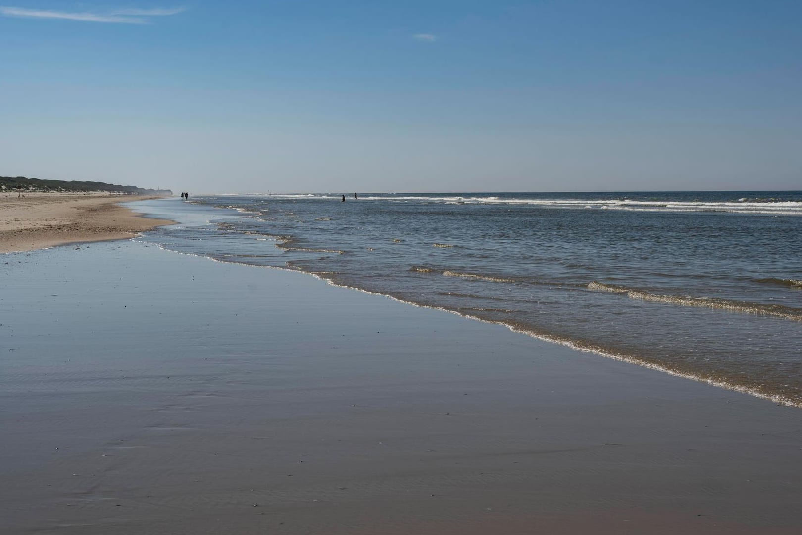 Strand von Juist (Symbolbild): Der Kampfmittelbeseitigungsdienst rückte in dieser Woche an.