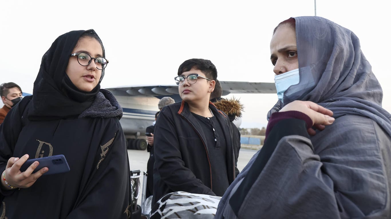 Junge Frauen in Kabul (Archivbild): Die Regeln für sie sind streng, aus der Öffentlichkeit werden sie größtenteils verbannt.
