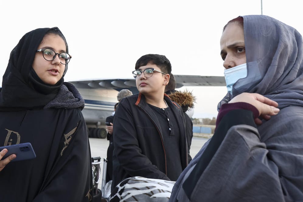 Junge Frauen in Kabul (Archivbild): Die Regeln für sie sind streng, aus der Öffentlichkeit werden sie größtenteils verbannt.
