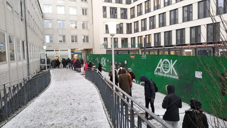 Eine lange Schlange im Schnee vor dem Testzentrum der Stadt Berlin im Wedding: