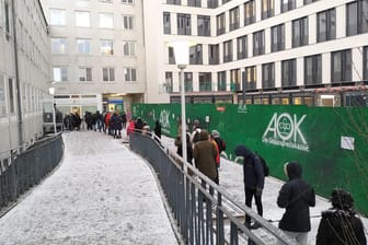 Eine lange Schlange im Schnee vor dem Testzentrum der Stadt Berlin im Wedding: