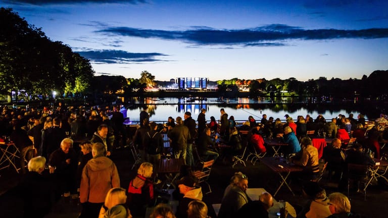 Zuschauer am Stadtparksee verfolgen das Rolling Stones Konzert im Stadtpark 09 09 2017 Hamburg