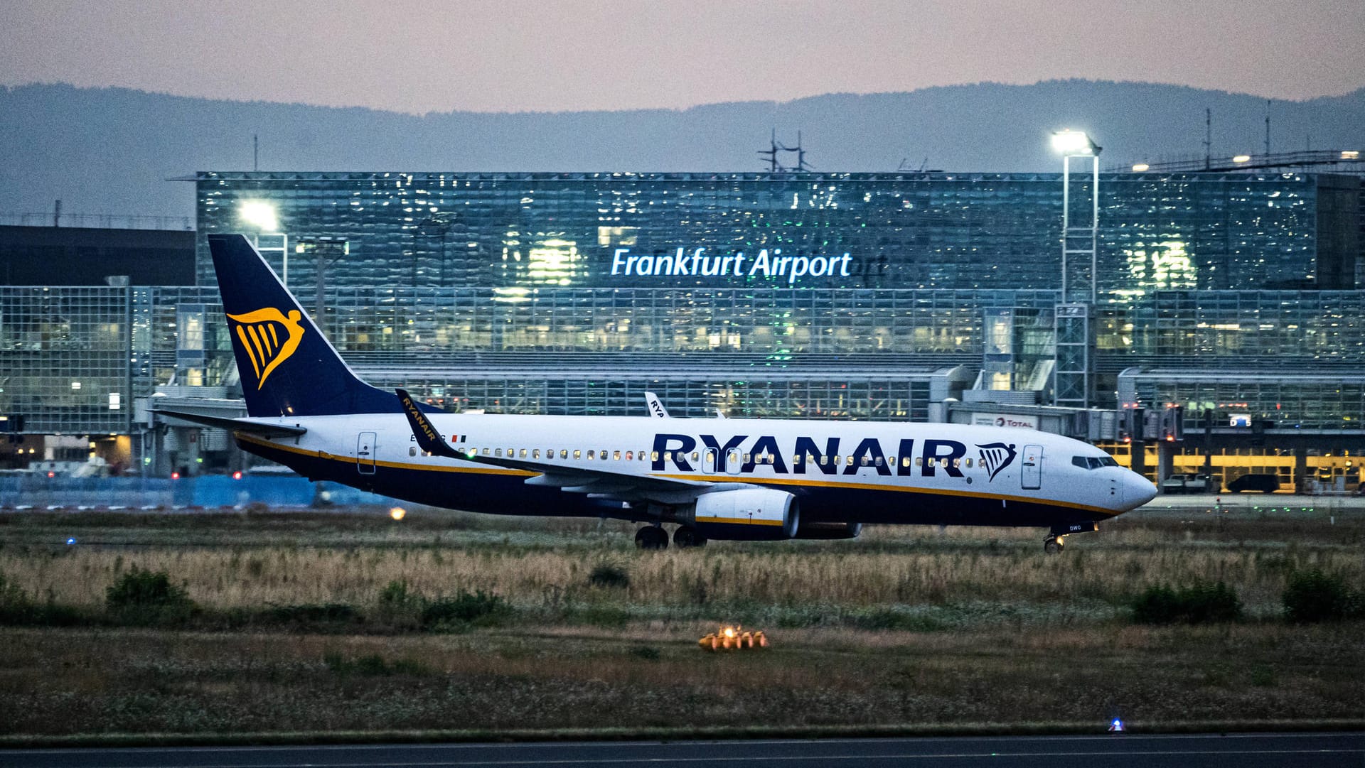 Eine Ryanair-Maschine am Frankfurter Flughafen (Symbolbild): Durch Omikron sind die Krankmeldungen am Flughafen deutlich gestiegen und es kann zu Verspätungen kommen. Eine Ryanair-Maschine am Frankfurter Flughafen (Symbolbild): Durch Omikron sind die Krankmeldungen am Flughafen deutlich gestiegen und es kann zu Verspätungen kommen.