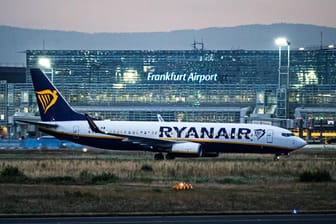 Eine Ryanair-Maschine am Frankfurter Flughafen (Symbolbild): Durch Omikron sind die Krankmeldungen am Flughafen deutlich gestiegen und es kann zu Verspätungen kommen.
