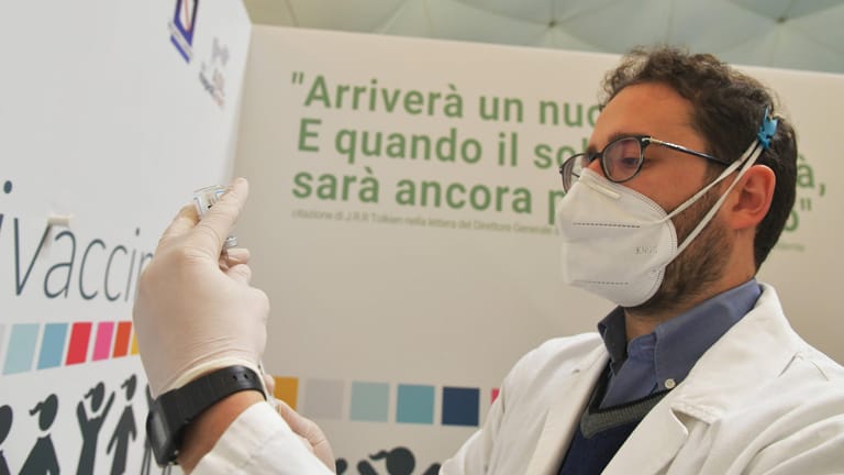 Impfzentrum in Neapel (Symbolbild): Ein Arzt zieht eine Spritze auf.