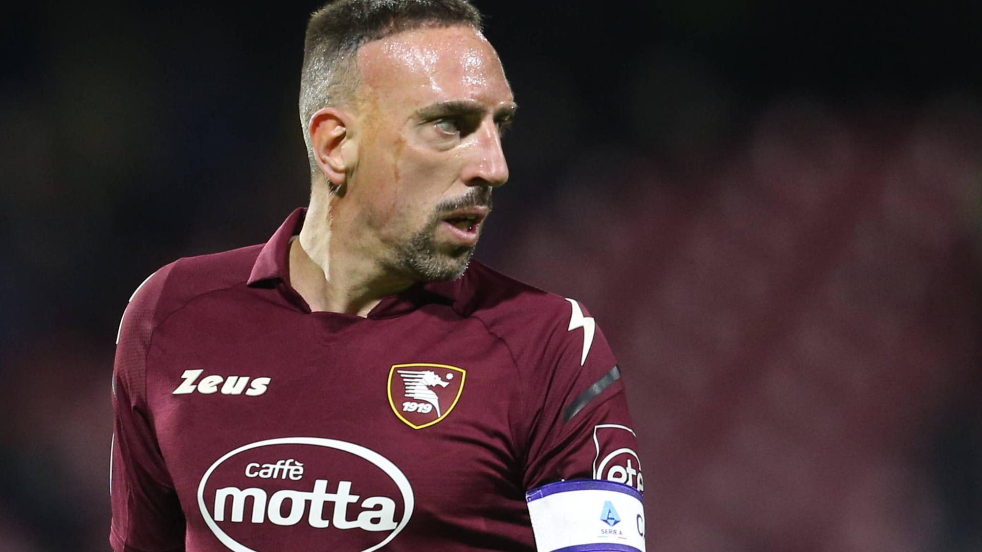 Franck Ribéry im Trikot von Salernitana: Der Franzose darf aktuell noch nicht mit dem Team trainieren.