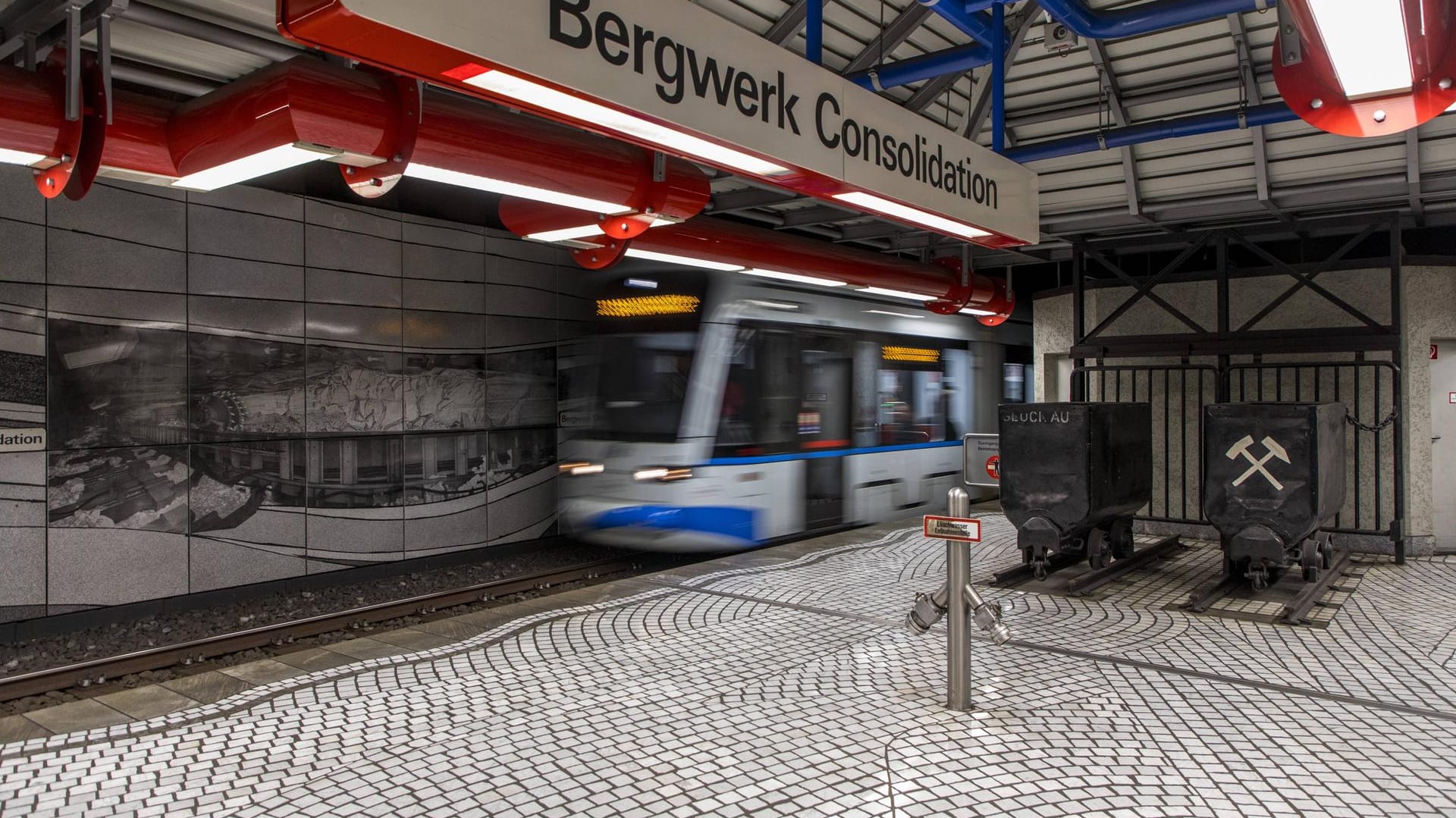 Eine einfahrende U-Bahn in einer Station in Gelsenkirchen (Symbolbild): Das Mädchen und ein gleichaltriger Junge wurden von sechs älteren Jugendlichen attackiert. Eine einfahrende U-Bahn in einer Station in Gelsenkirchen (Symbolbild): Das Mädchen und ein gleichaltriger Junge wurden von sechs älteren Jugendlichen attackiert.