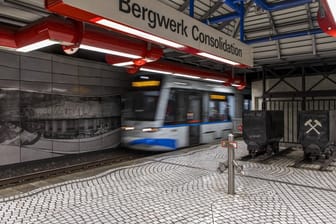 Eine einfahrende U-Bahn in einer Station in Gelsenkirchen (Symbolbild): Das Mädchen und ein gleichaltriger Junge wurden von sechs älteren Jugendlichen attackiert.