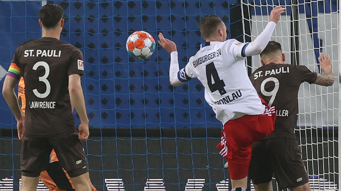 St. Paulis Stürmer Guido Burgstaller (r) erzielt per Kopfball das 0:1.