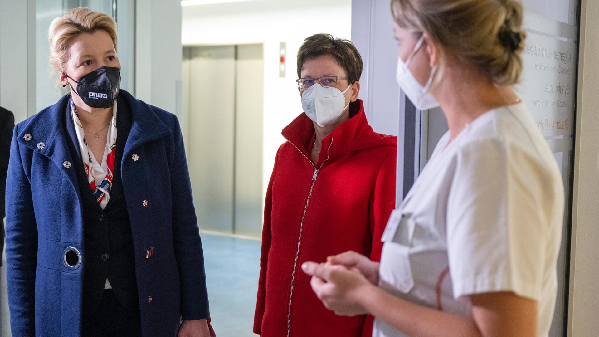 Berlins Bürgermeisterin Giffey im Caritas-Krankenhaus: Nicht nur Klinikpersonal fällt coronabedingt aus. Berlins Bürgermeisterin Giffey im Caritas-Krankenhaus: Nicht nur Klinikpersonal fällt coronabedingt aus.
