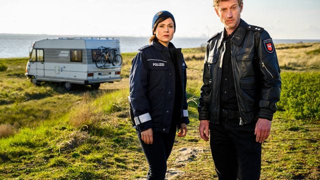 Süher Özlügül (Sophie Dal) und Henk Cassens (Maxim Mehmet) ermitteln einen Falschparker in den Dünen.