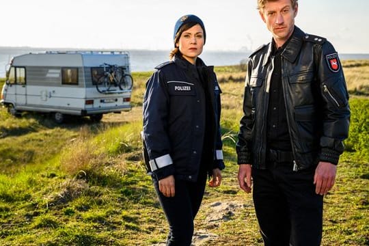 Süher Özlügül (Sophie Dal) und Henk Cassens (Maxim Mehmet) ermitteln einen Falschparker in den Dünen.