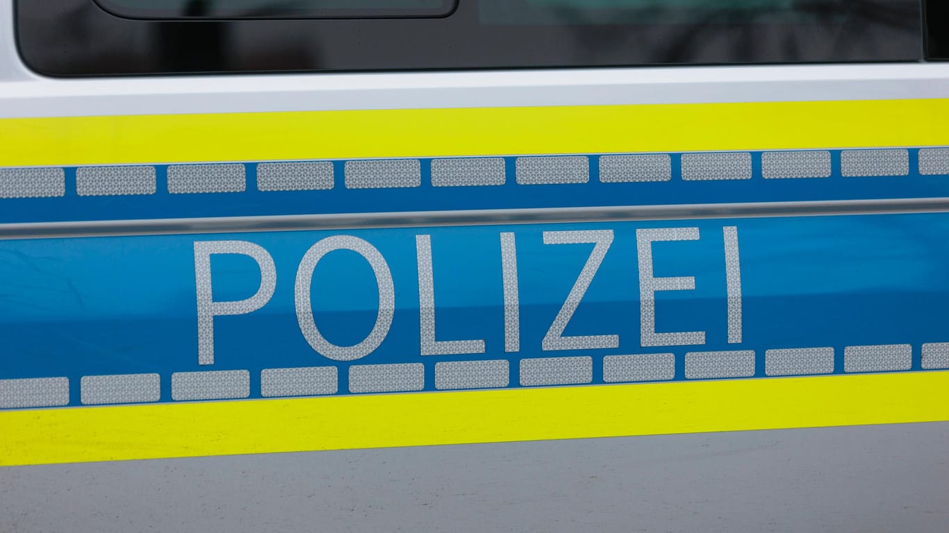 Ein Dienstwagen mit der Aufschrift"Polizei" (Symbolbild): Bei Mannheim klärten Polizisten einen "Messerangriff" auf