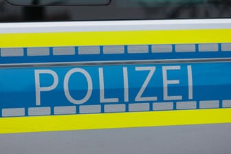 Ein Dienstwagen mit der Aufschrift"Polizei" (Symbolbild): Bei Mannheim klärten Polizisten einen "Messerangriff" auf