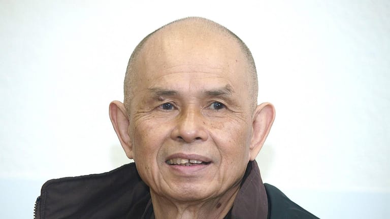 Der vietnamesische Mönch Thich Nhat Hanh bei einem Besuch in Köln (Archivbild): Der Zen-Meister starb im Alter von 95 Jahren in Vietnam.