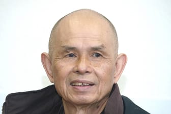 Der vietnamesische Mönch Thich Nhat Hanh bei einem Besuch in Köln (Archivbild): Der Zen-Meister starb im Alter von 95 Jahren in Vietnam.