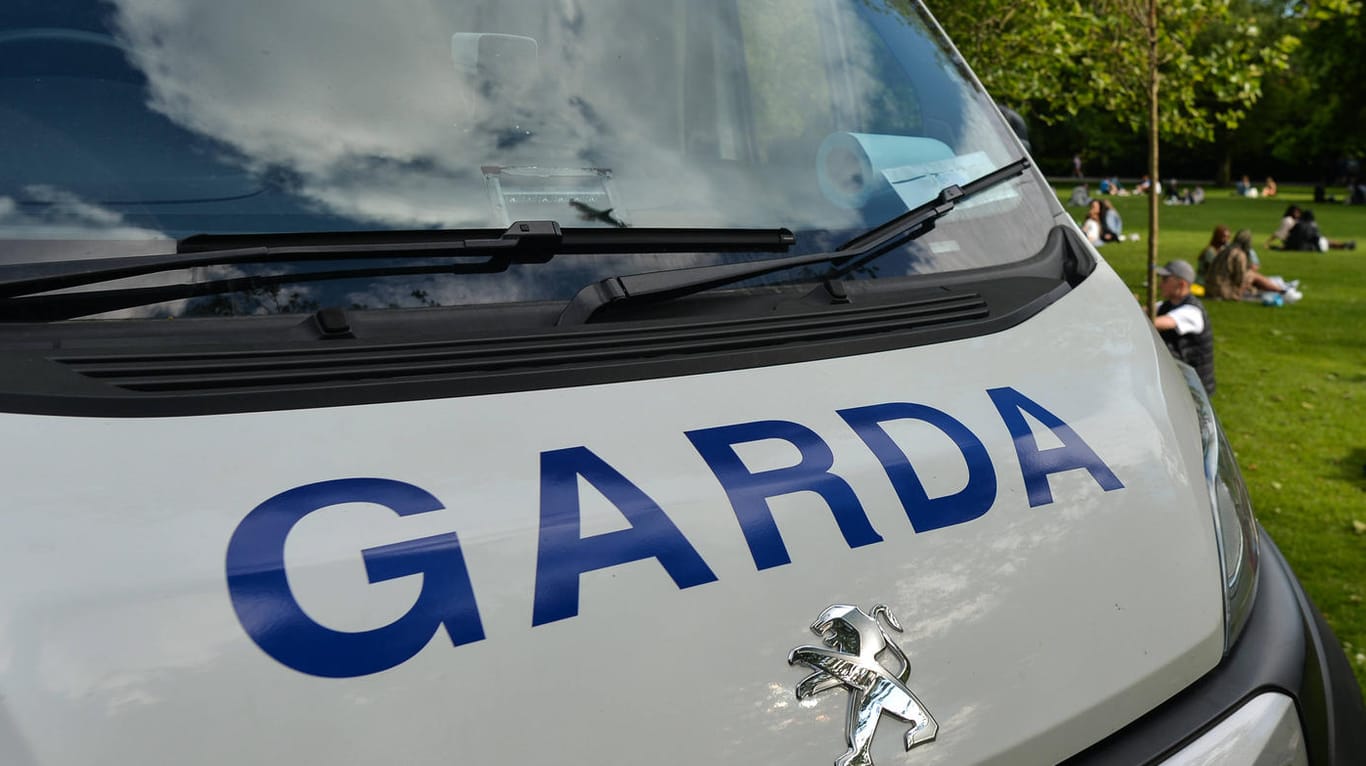 Ein Fahrzeug der irischen Polizei (Symbolbild): Die Gardai ermittelt im Fall eines merkwürdigen Rentenbetrugs.