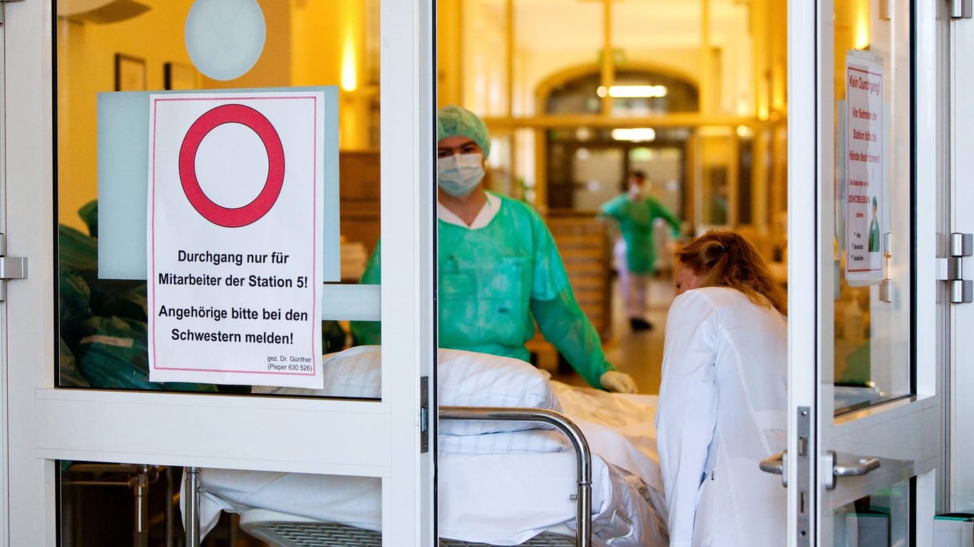 Pflegekräfte bringen einen Patienten auf eine Station (Symbolbild): In deutschen Kliniken könnten es bald zu Versorgungsproblemen kommen, fürchten Ärzte.