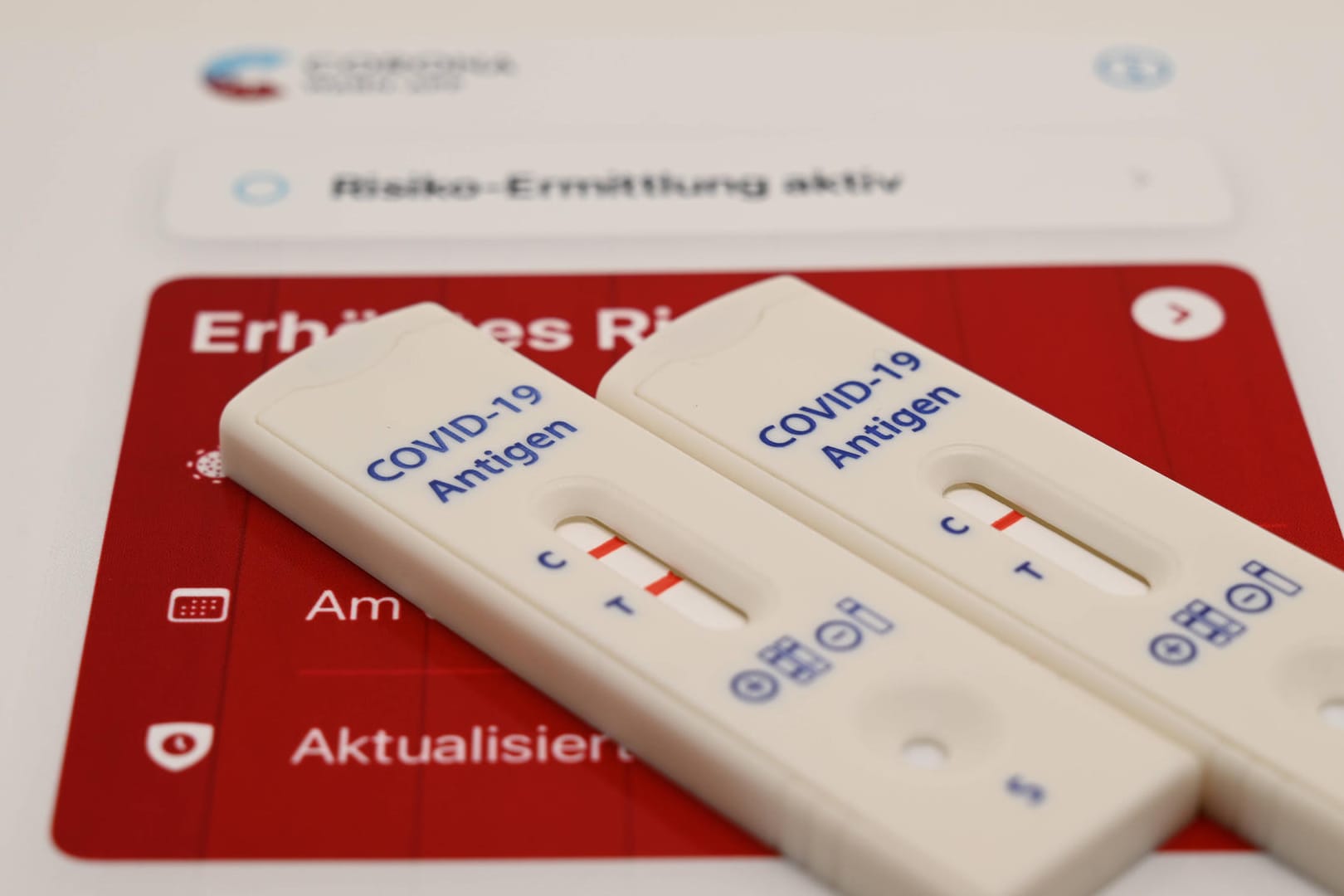 Ein negativer und ein positiver Schnelltest (Symbolbild): Die bundesweite Inzidenz steigt weiter nach oben.