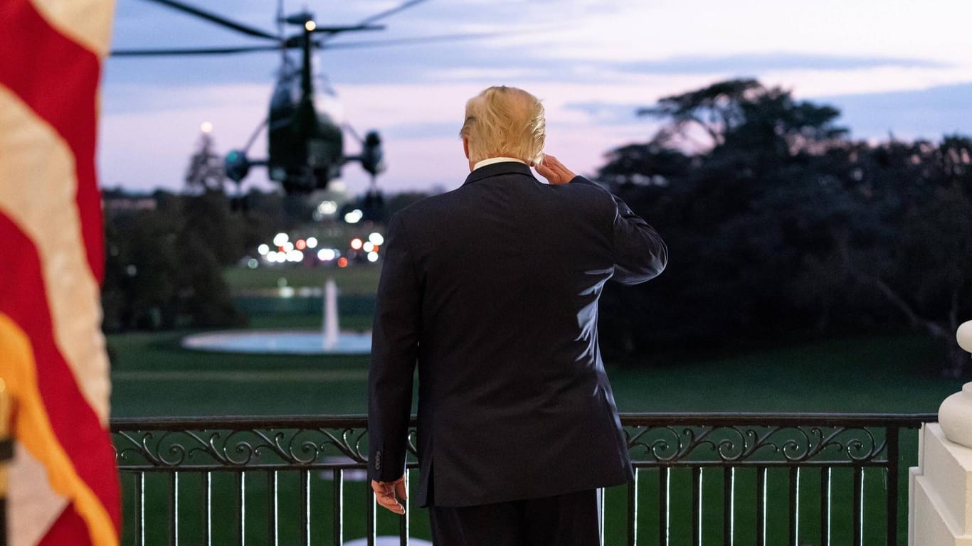 Donald Trump salutiert auf dem Balkon des Weißen Hauses (Archivbild): Mitarbeiter des Ex-Präsidenten sollen ein brisantes Dokument verfasst haben.