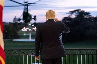 Donald Trump salutiert auf dem Balkon des Weißen Hauses (Archivbild): Mitarbeiter des Ex-Präsidenten sollen ein brisantes Dokument verfasst haben.