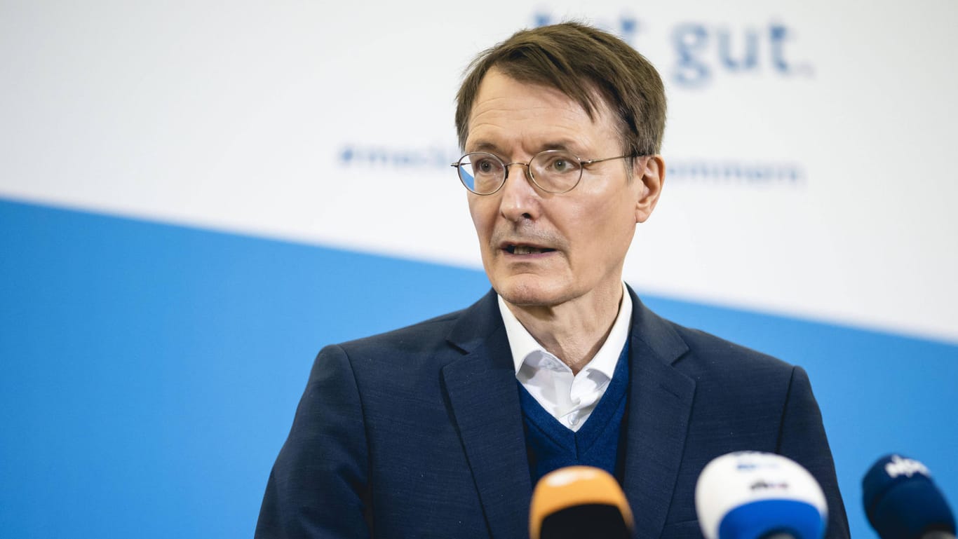 Karl Lauterbach (SPD): Der Bundesgesundheitsminister geht davon aus, dass mit drei Impfungen eine Impfpflicht erfüllt ist.