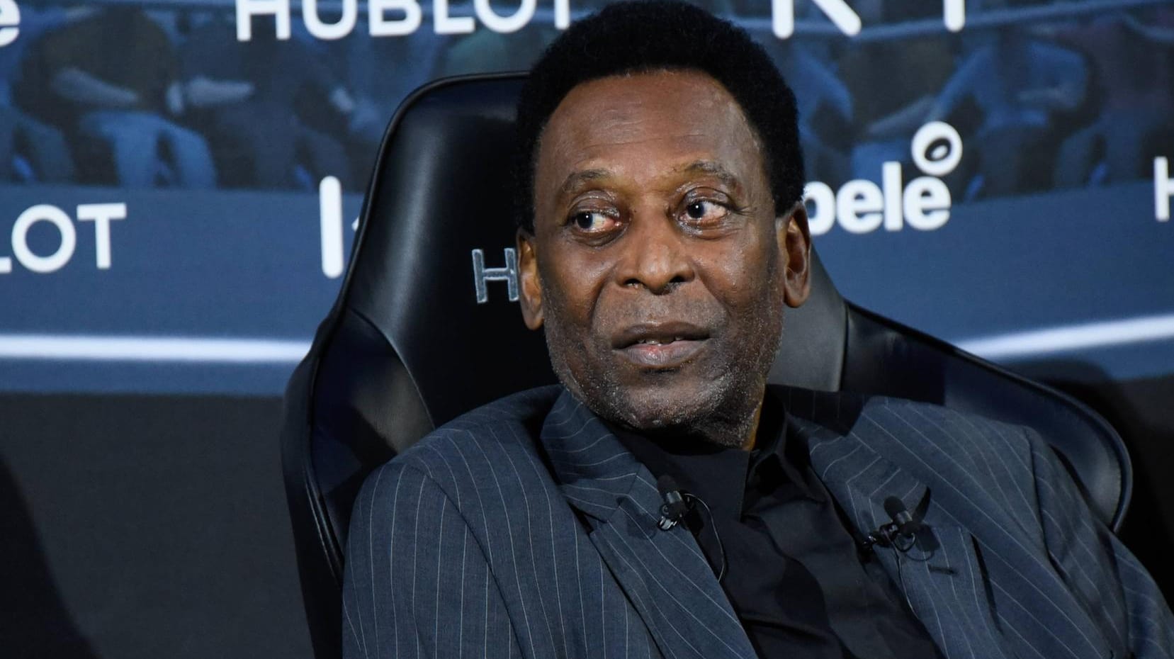 Pelé im April 2019 bei einem Werbetermin in Paris: Der Brasilianer ist gesundheitlich angeschlagen.