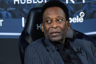 Pelé im April 2019 bei einem Werbetermin in Paris: Der Brasilianer ist gesundheitlich angeschlagen.