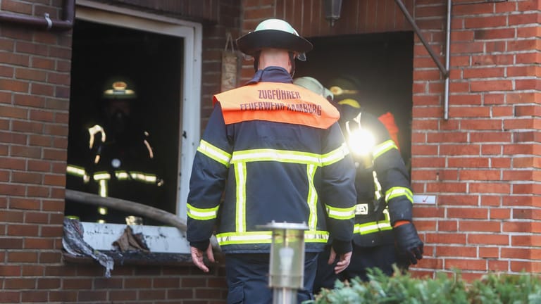 Einsatzkräfte der Feuerwehr Hamburg vor einem Haus: Die Brandursache ist bisher unklar.
