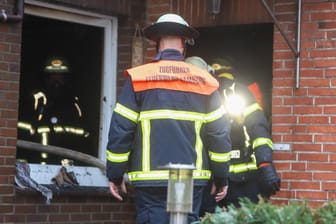 Einsatzkräfte der Feuerwehr Hamburg vor einem Haus: Die Brandursache ist bisher unklar.
