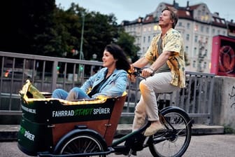 Julika (Lucie Heinze) und Konstantin (Golo Euler)unterwegs in "Eine Liebe später".
