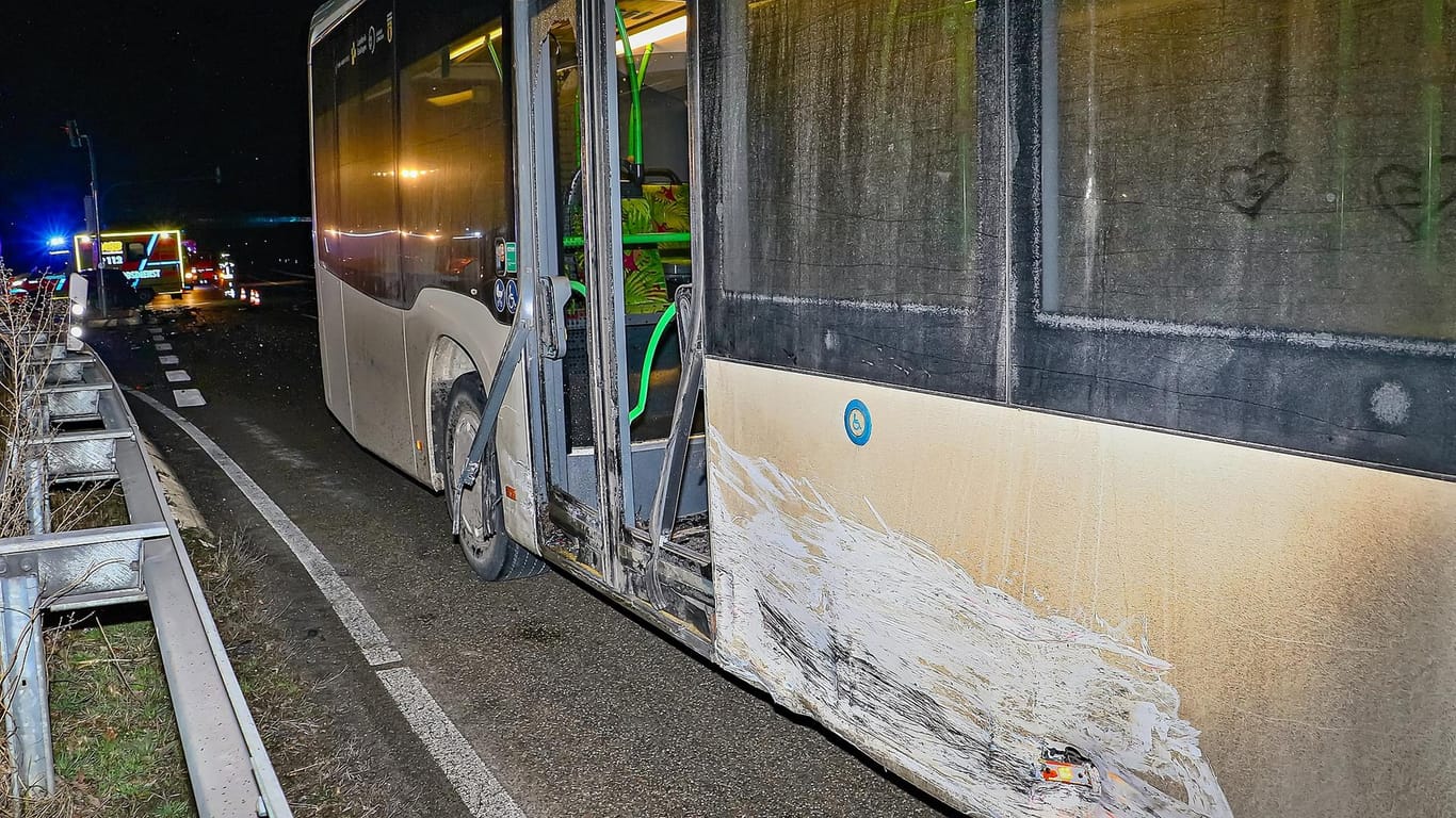 Der Linienbus nach dem Unfall: Die Fahrgäste und der Fahrer wurden nicht verletzt.