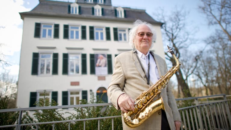 Emil Mangelsdorff, Jazz-Musiker, steht mit seinem Saxofon vor dem Holzhausen-Schlösschen (Archivbild): Der Frankfurter Saxofonist starb im Alter von 96 Jahren in seiner Heimatstadt.