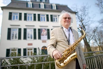 Emil Mangelsdorff, Jazz-Musiker, steht mit seinem Saxofon vor dem Holzhausen-Schlösschen (Archivbild): Der Frankfurter Saxofonist starb im Alter von 96 Jahren in seiner Heimatstadt.