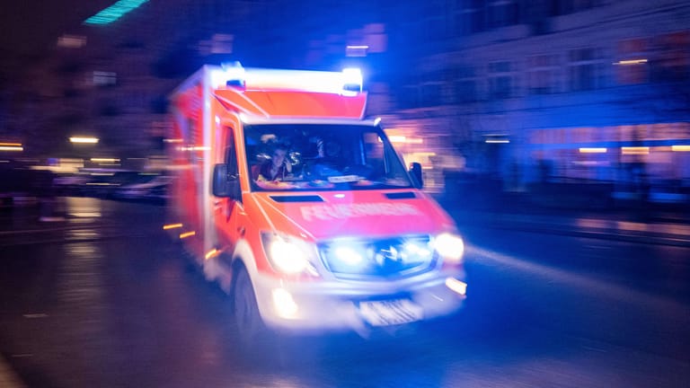 Ein Rettungswagen der Berliner Feuerwehr mit Blaulicht (Symbolbild): Der junge Mann wurde von einem Auto erfasst.