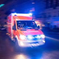 Ein Rettungswagen der Berliner Feuerwehr mit Blaulicht (Symbolbild): Der junge Mann wurde von einem Auto erfasst.