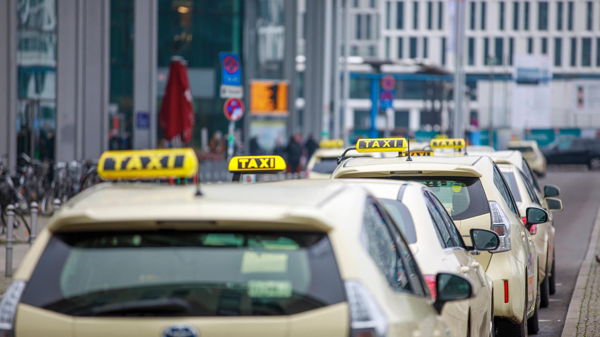 Mehrere Taxis stehen aufgereiht hintereinander (Symbolbild): In Berlin hat ein Maskenverweigerer auf einen Taxifahrer eingeprügelt. Mehrere Taxis stehen aufgereiht hintereinander (Symbolbild): In Berlin hat ein Maskenverweigerer auf einen Taxifahrer eingeprügelt.