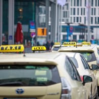 Mehrere Taxis stehen aufgereiht hintereinander (Symbolbild): In Berlin hat ein Maskenverweigerer auf einen Taxifahrer eingeprügelt.