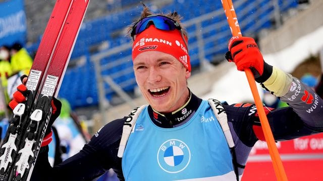 Der DSV-Biathlet Benedikt Doll gewinnt den Massenstart beim Weltcup in Antholz.