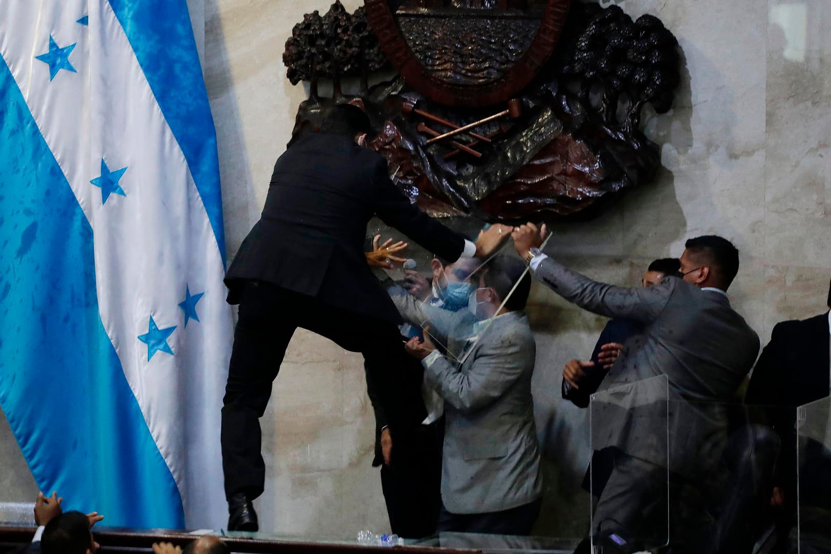 Gerangel im Parlament in Honduras: Bei der Vereidigung des vorläufigen Parlamentspräsidenten kam es zu Tumulten.